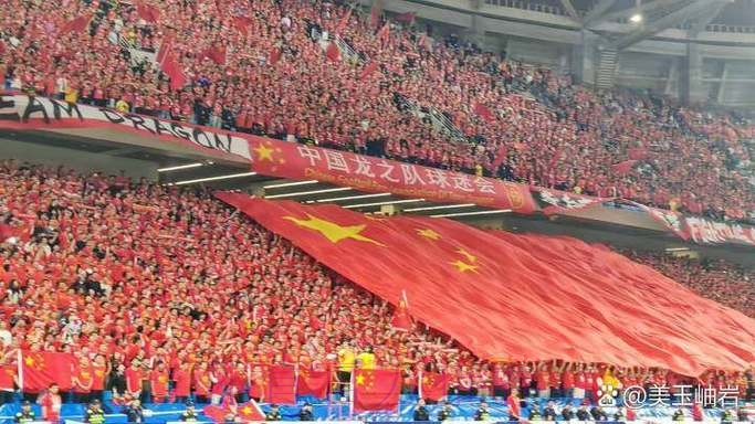 女足国少举行升旗仪式 祝祖国繁荣盼为国争光 女足国少举行升旗仪式 祝祖国繁荣盼为国争光